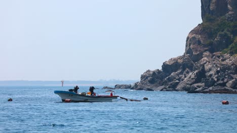 Los-Buzos-Están-Saltando-Al-Mar-Para-Atrapar-Algunas-Criaturas-Marinas-Del-Bote-Que-Flota-Todavía