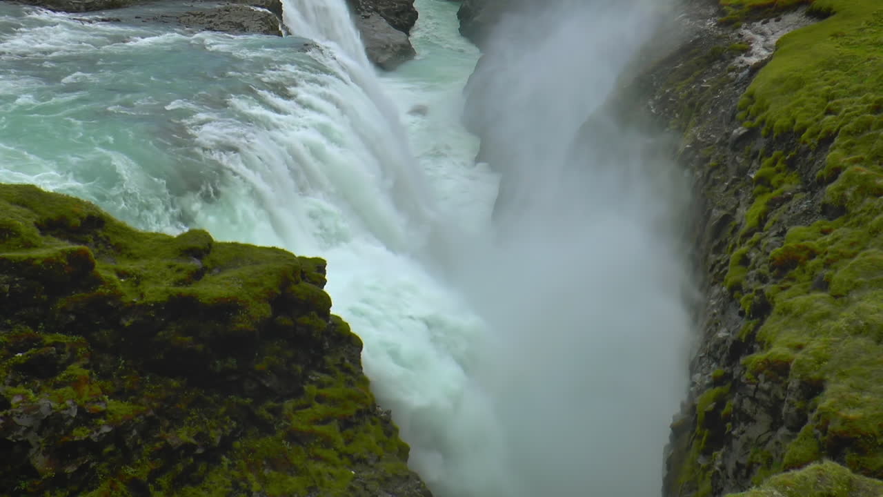 imágenes en cámara lenta de gullfoss - cascada ubicada en el cañón del río hvita en el suroeste de islandia