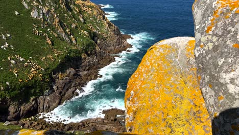 fotografía aérea de arriba hacia abajo que muestra las olas del océano atlántico chocando contra los acantilados de la isla de cies durante un día soleado, españa