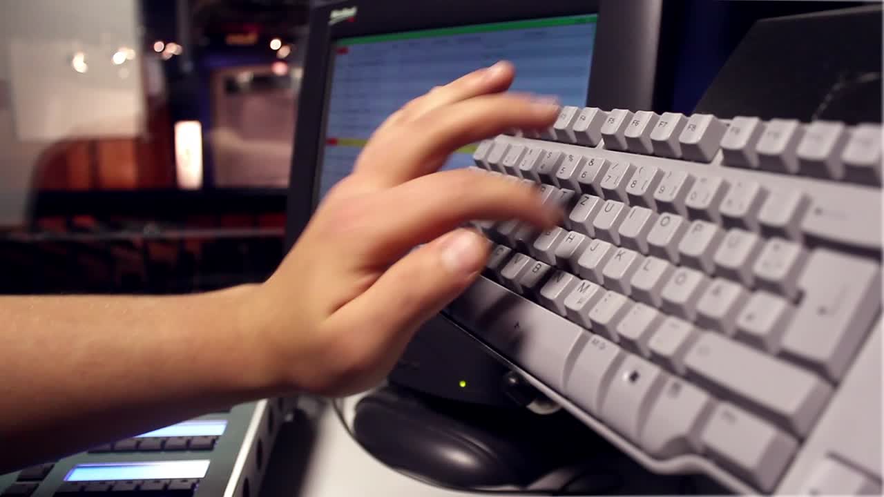 스튜디오에서 오디오  ⁇ 서 작업을 하는 디제이 손