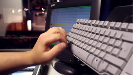 las manos del dj trabajando en un mezclador de audio en el estudio de cerca