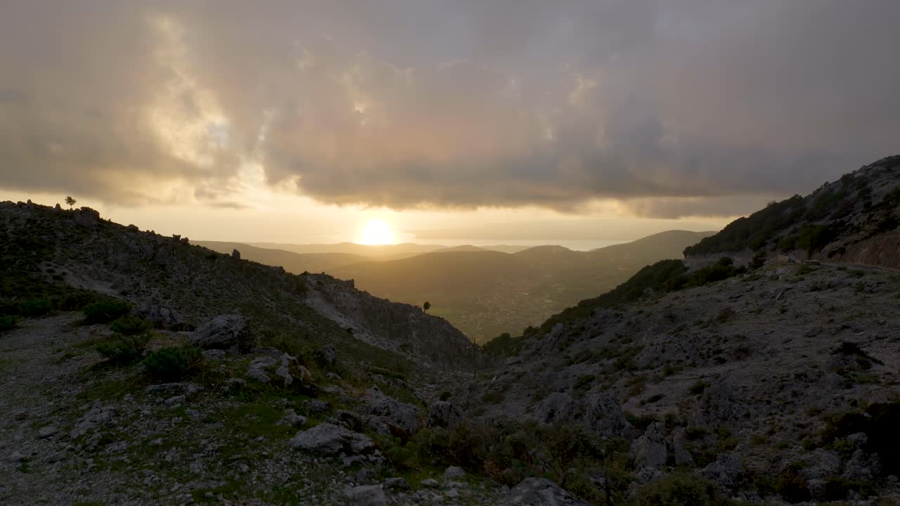 vista del atardecer desde la cima de la montaña