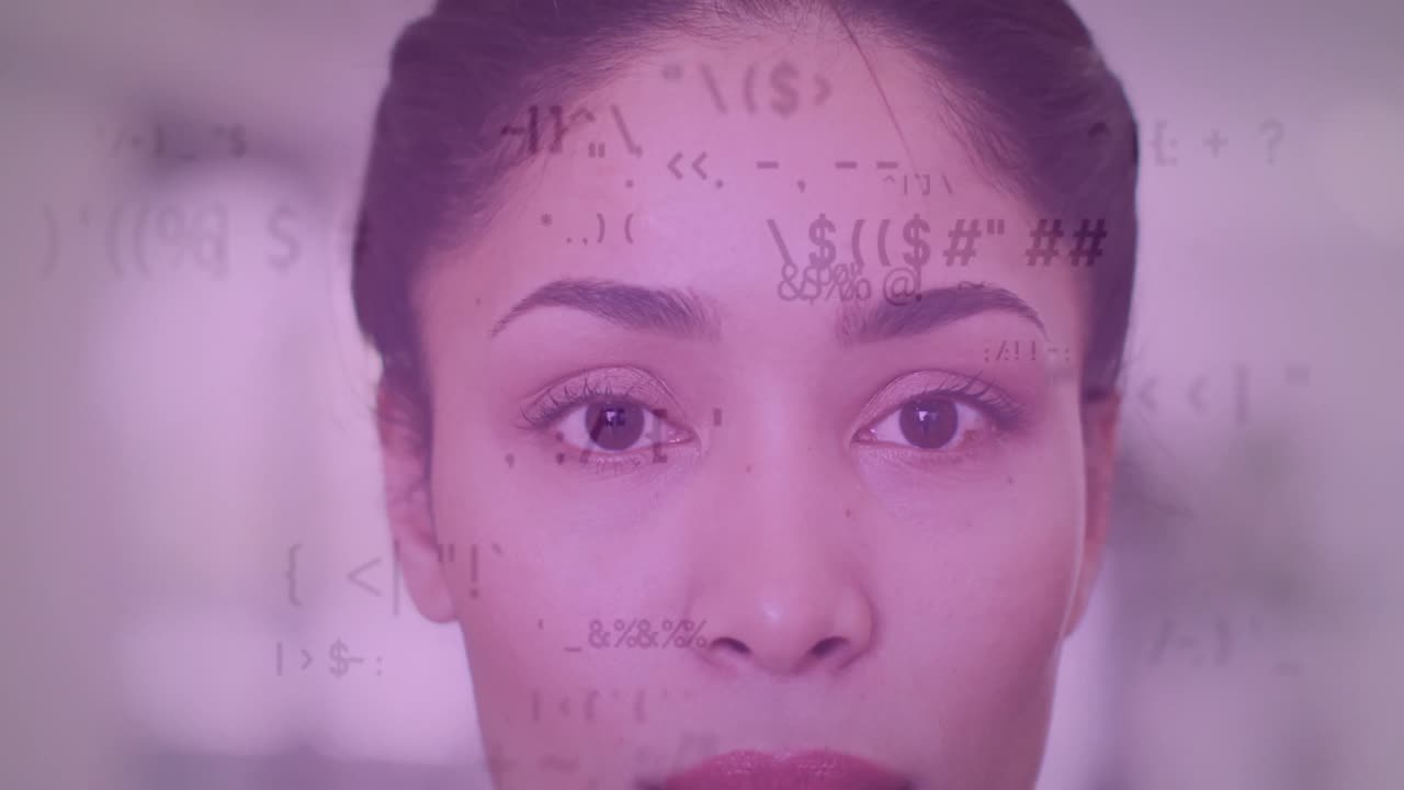 미소 짓는 두 인종의 여성 의사에 대한 데이터 처리 애니메이션