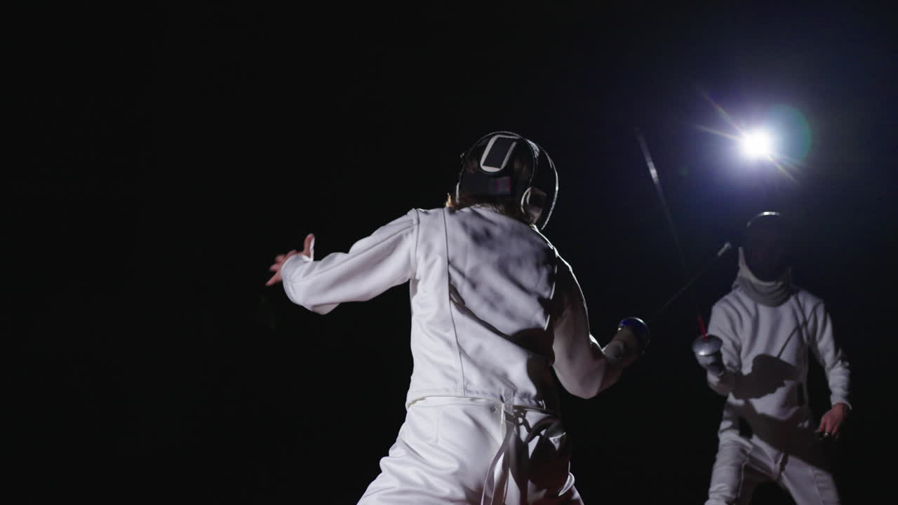 dos esgrimistas en un duelo