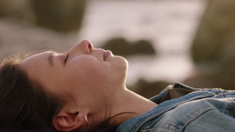 retrato de una hermosa mujer asiática acostada en la playa al atardecer sintiéndose relajada disfrutando de una contemplación pacífica relajándose explorando un estilo de vida despreocupado