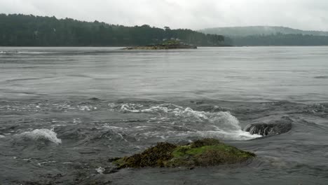 Real-time-of-water-flowing-due-to-tidal-imbalance-up-into-reversing-falls-Maine