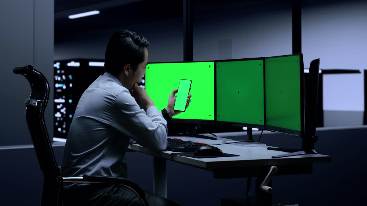 밤에 컴퓨터에서 일하는 사람