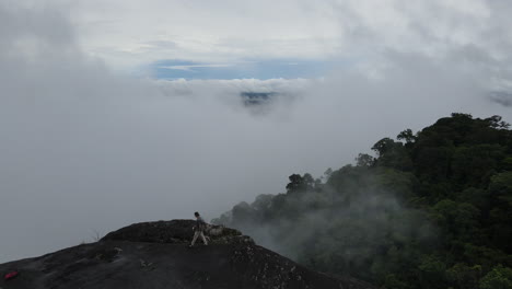 Vista-Aérea-Del-Paisaje-Del-Sudoeste-De-Guayana,-Nubes-Sobre-Colinas-Y-Selva,-Disparo-De-Drones