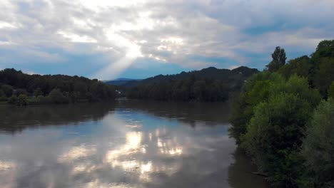 Aufsteigende-Drohnenaufnahmen-über-Der-Drau-Bei-Maribor-Mit-Erstaunlichen-Sonnenstrahlen-Während-Des-Sonnenuntergangs