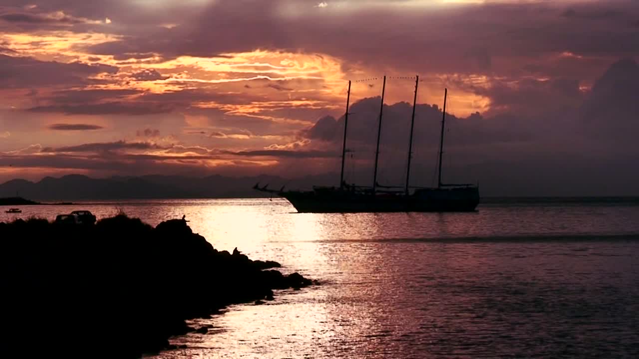 un hermoso velero en un puerto al atardecer