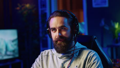 jugador profesional transmitiendo el juego frente a la audiencia de internet