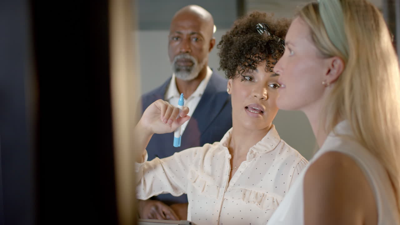video vertical de diversas personas de negocios discutiendo en la oficina con espacio de copia