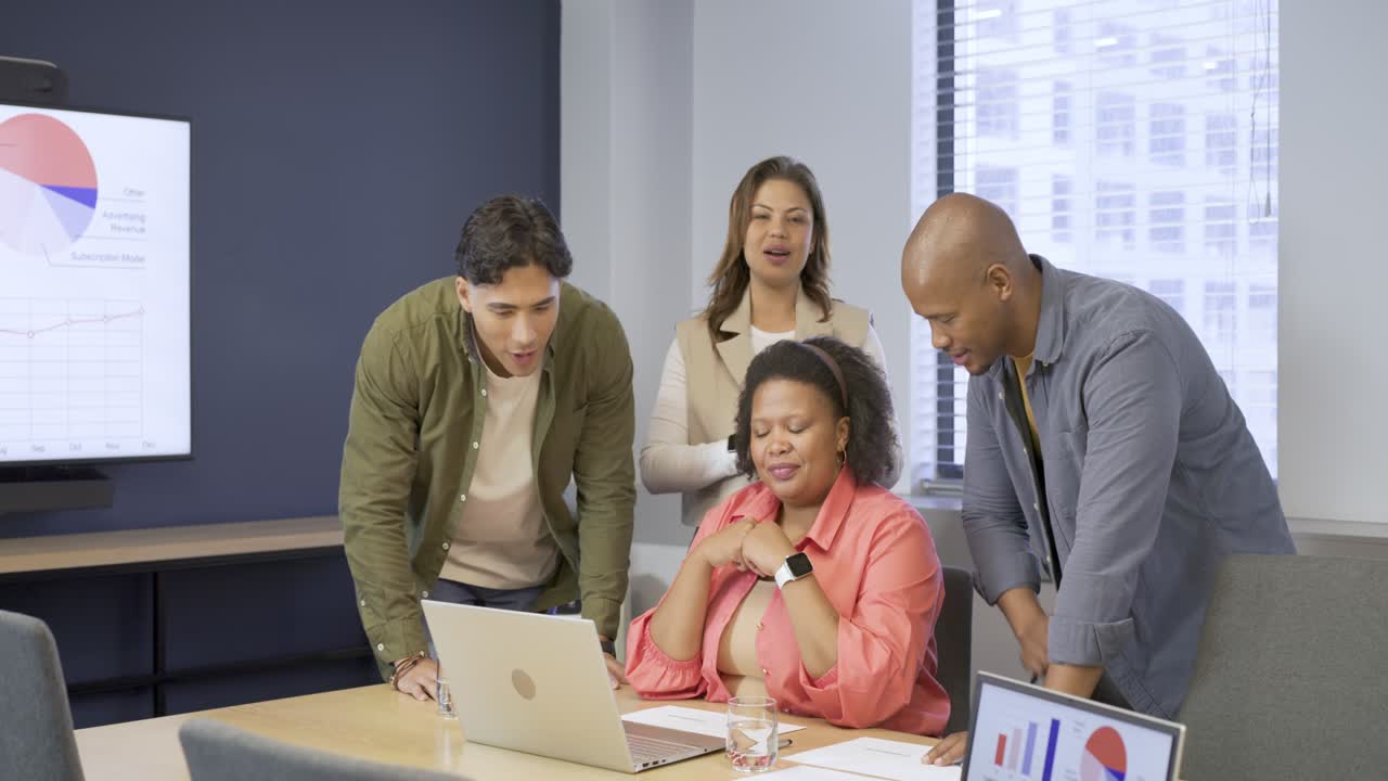 Colegas de trabalho diversos debruçados sobre o laptop analisando gráficos de dados, depois se afastando e posando com confiança.