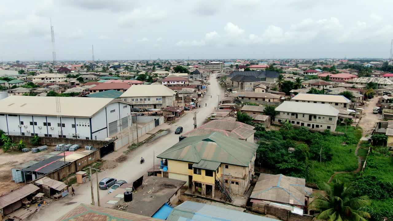 ciudad de mowe en el estado de ogun en nigeria - vista de un camino de tierra y una próspera ciudad de áfrica occidental - vista aérea ascendente