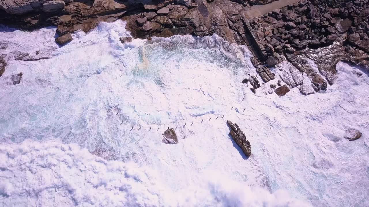 해안에 부서지는 바다의 강한 푸른 파도