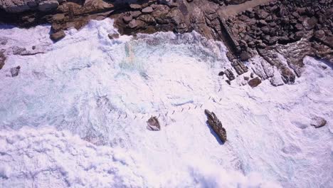 fuertes olas azules en el océano rompiendo en la orilla