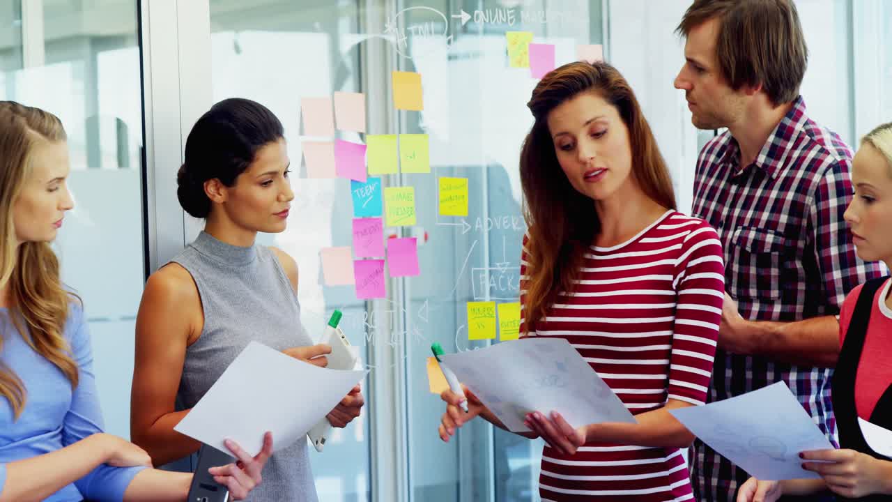 ejecutivo atento discutiendo sobre el documento 4k