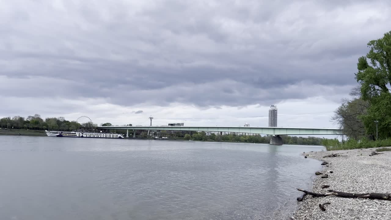 앞면 에 강변 이 있는 라인 강 을 가로지르는  ⁇ 른 의 도이처 다리