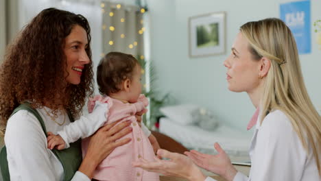 Médico,-Bebé-Y-Mujeres-Hablando-De-Una-Madre