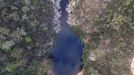 Vista-Aérea-De-Drones-Desde-Arriba-Hacia-Abajo-Del-Lago-En-La-Pista-Para-Caminar-De-Freestone-Creek,-Briagolong,-Australia