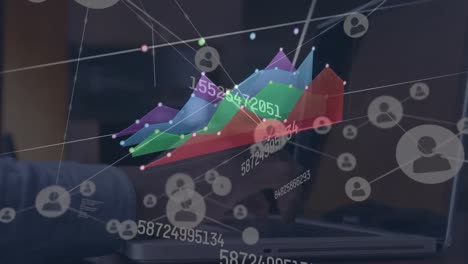 Animación-De-La-Red-De-Conexiones-Y-Procesamiento-De-Datos-Sobre-Una-Persona-Que-Usa-Una-Computadora-Portátil