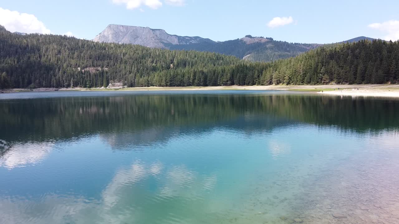 Černé jezero v Žabljaku, Národním parku Durmitor, Černá Hora – Přírodní krajina.