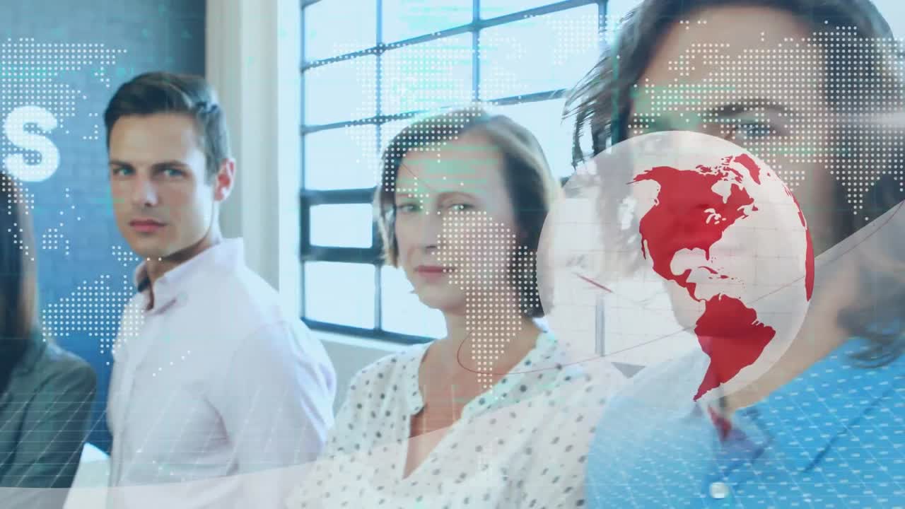 animación del globo y el mapa del mundo sobre colegas de negocios