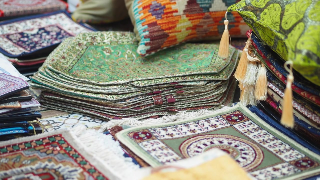 Assortimento di tessuti e cuscini decorativi tradizionali al mercato