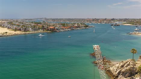 vista aérea de una grúa en el borde del canal de newport beach