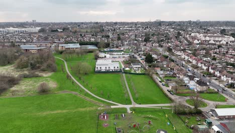 Toma-Aérea-Brunswick-Park-Escuela-Primaria-Y-Infantil-Southgate-Al-Norte-De-Londres,-Gran-Bretaña.