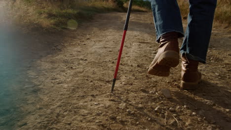 hombre con botas de senderismo caminando por el camino de la montaña