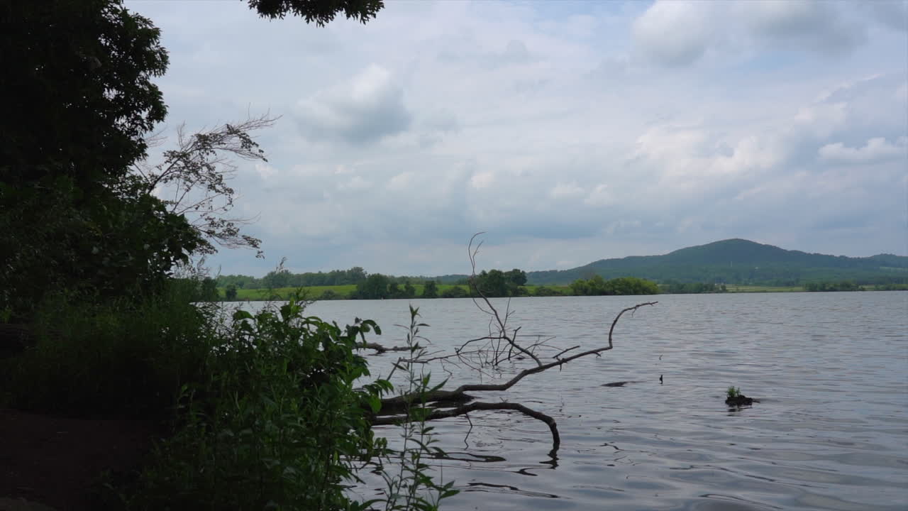 푹신한 구름이 가득한 광야의 아름다운 호수
