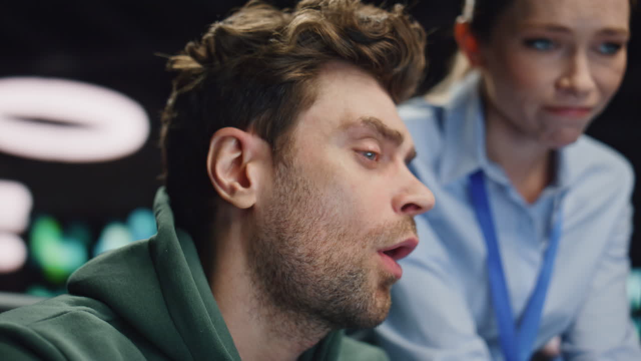 pareja sobrecargada de trabajo resolviendo problemas en la oficina de noche de cerca. compañeros de trabajo discutiendo