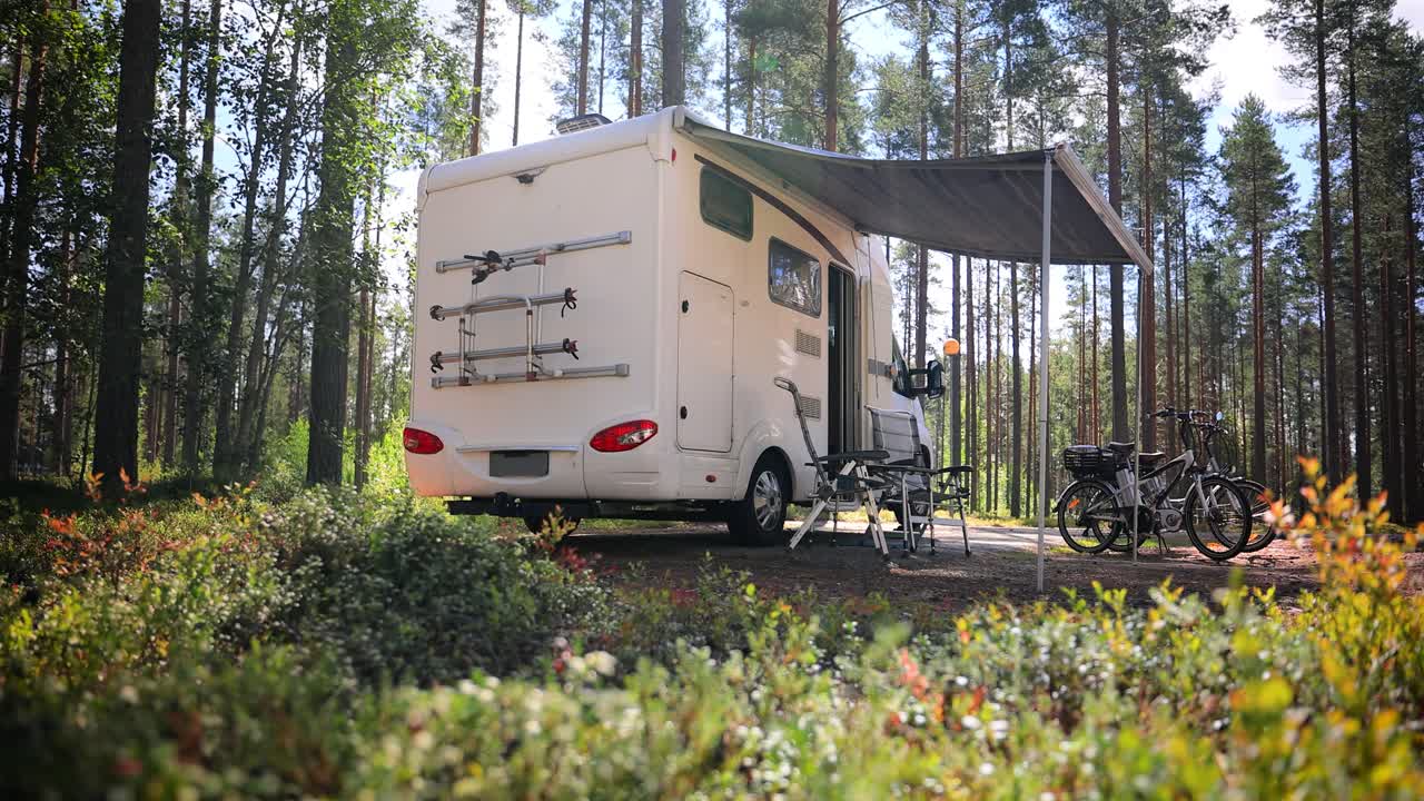 가족 휴가 여행 트럭, 휴가 여행 모터카, 카라반 자동차 휴가.