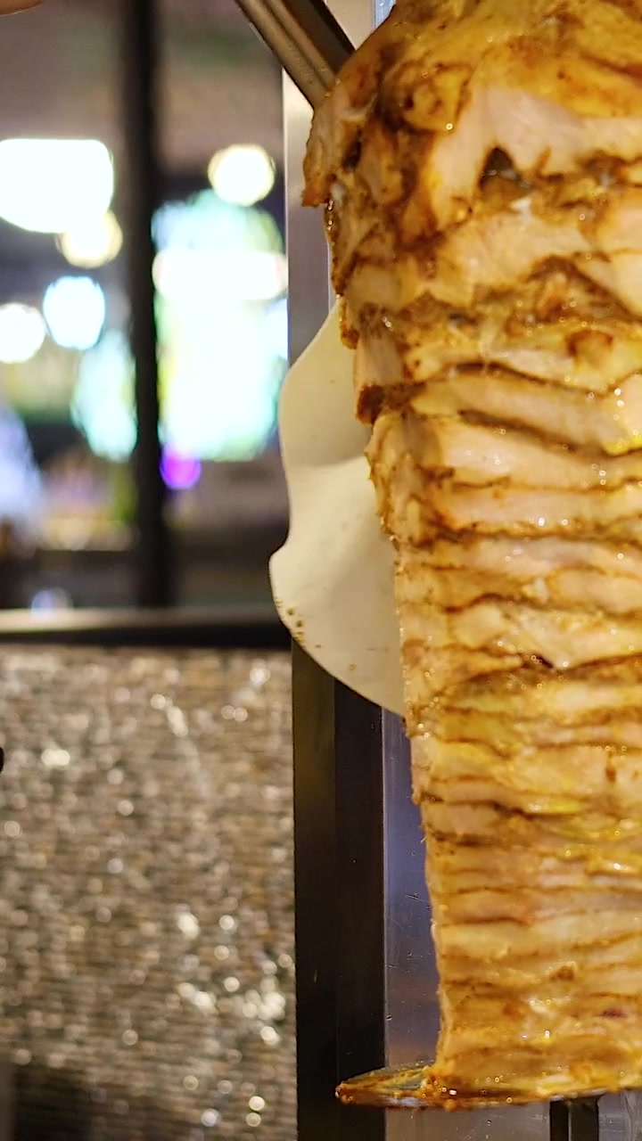 Venditore prepara shawarma al mercato di Ao Nang