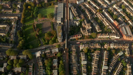 Toma-Aérea-Del-Tren-De-Superficie-De-Londres-Que-Para-En-La-Estación-Oeste-De-Kentish-Town