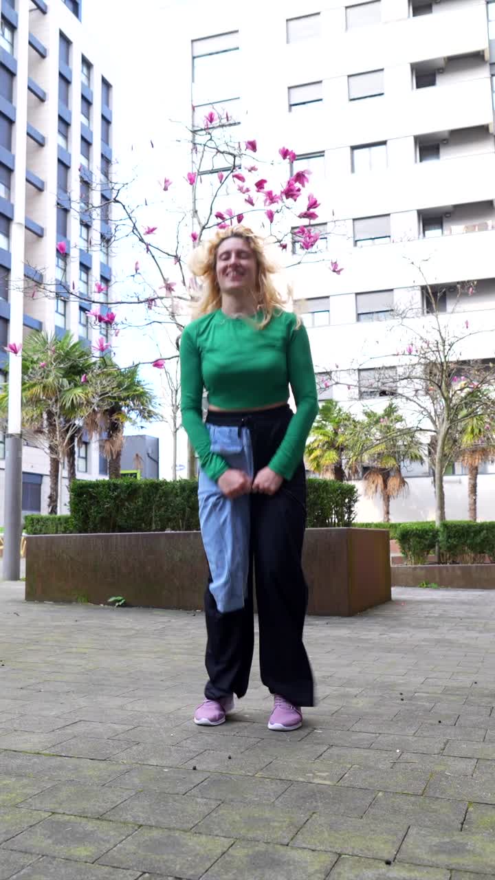 Donna che balla in ambiente urbano primaverile