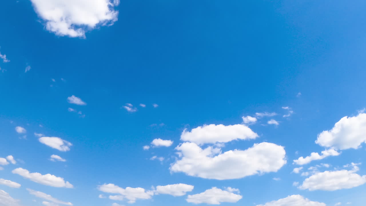 구름이 가득 찬 파란 하늘