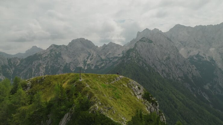 Paar genießt beim Wandern auf dem Goli-Gipfel in Slowenien unter bewölktem Himmel atemberaubende Bergblicke.