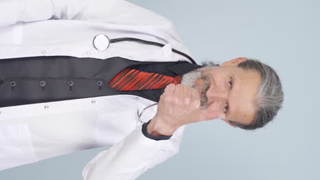 el video vertical del viejo doctor muestra el estornudo correcto.