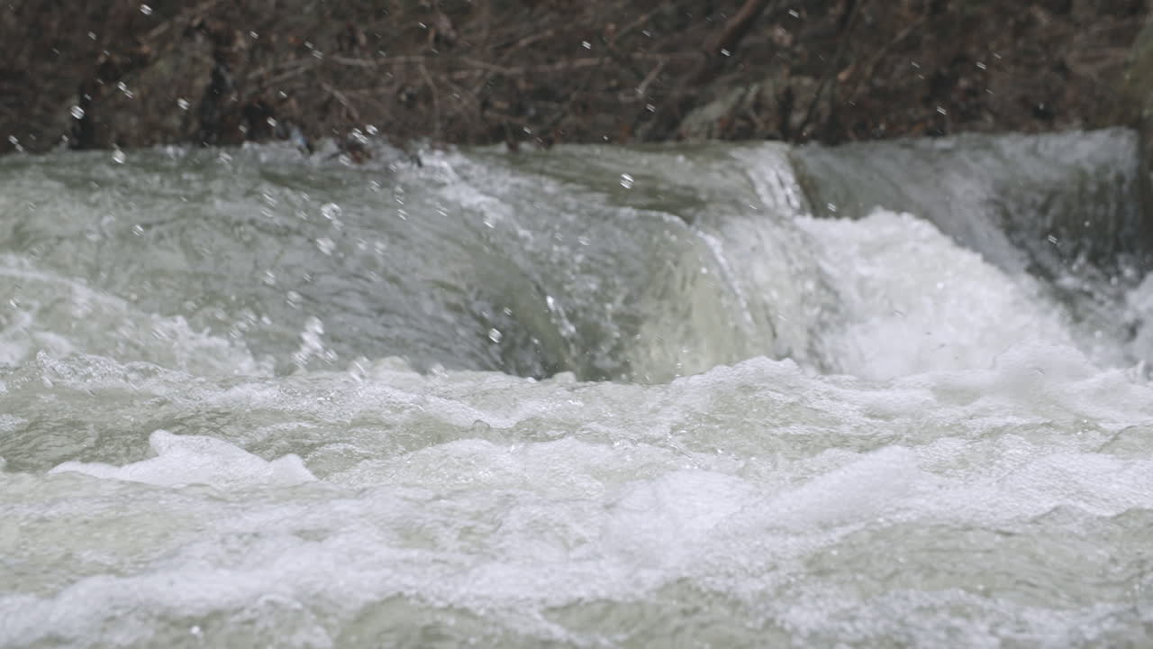 테네시 주 채터누가에 있는 룰라 레이크 랜드 트러스트의 급류 슬로우 모션 영상
