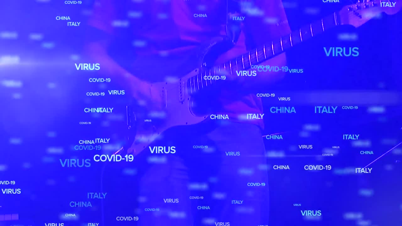 Composito video digitale di testo 'virus Cina Italia' su uomo che suona una chitarra elettrica