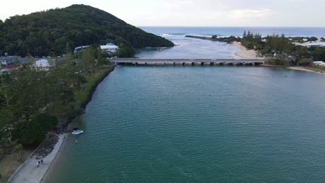 Fahrzeuge-überqueren-Die-Straßenbrücke-Tallebudgera-Creek-Mit-Blick-Auf-Burleigh-Landzunge-In-Gold-Coast,-Australien