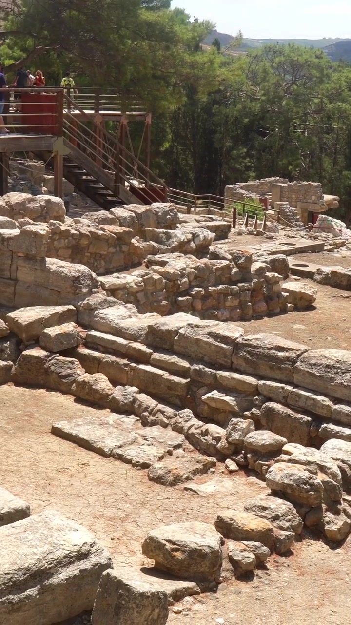 Turyści zwiedzający starożytne stanowisko archeologiczne pałacu w Knossos na Krecie