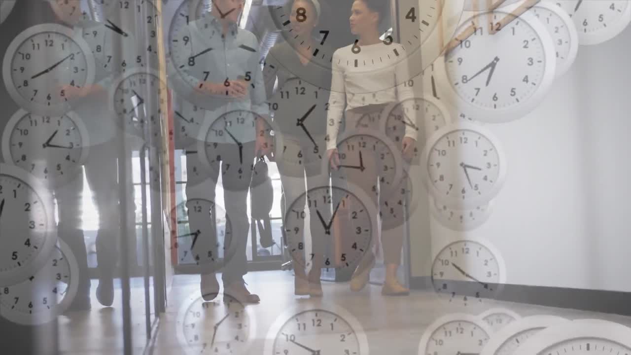 아이디어를 공유하고 사무실의 복도에서  ⁇ 는 다양한 동료들 위에 떨어지는 시계의 애니메이션