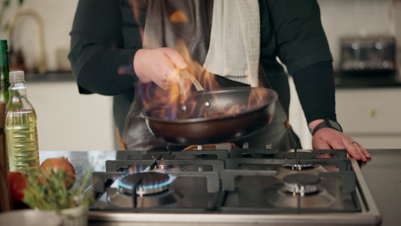 cocinero cocinando con fuego alto