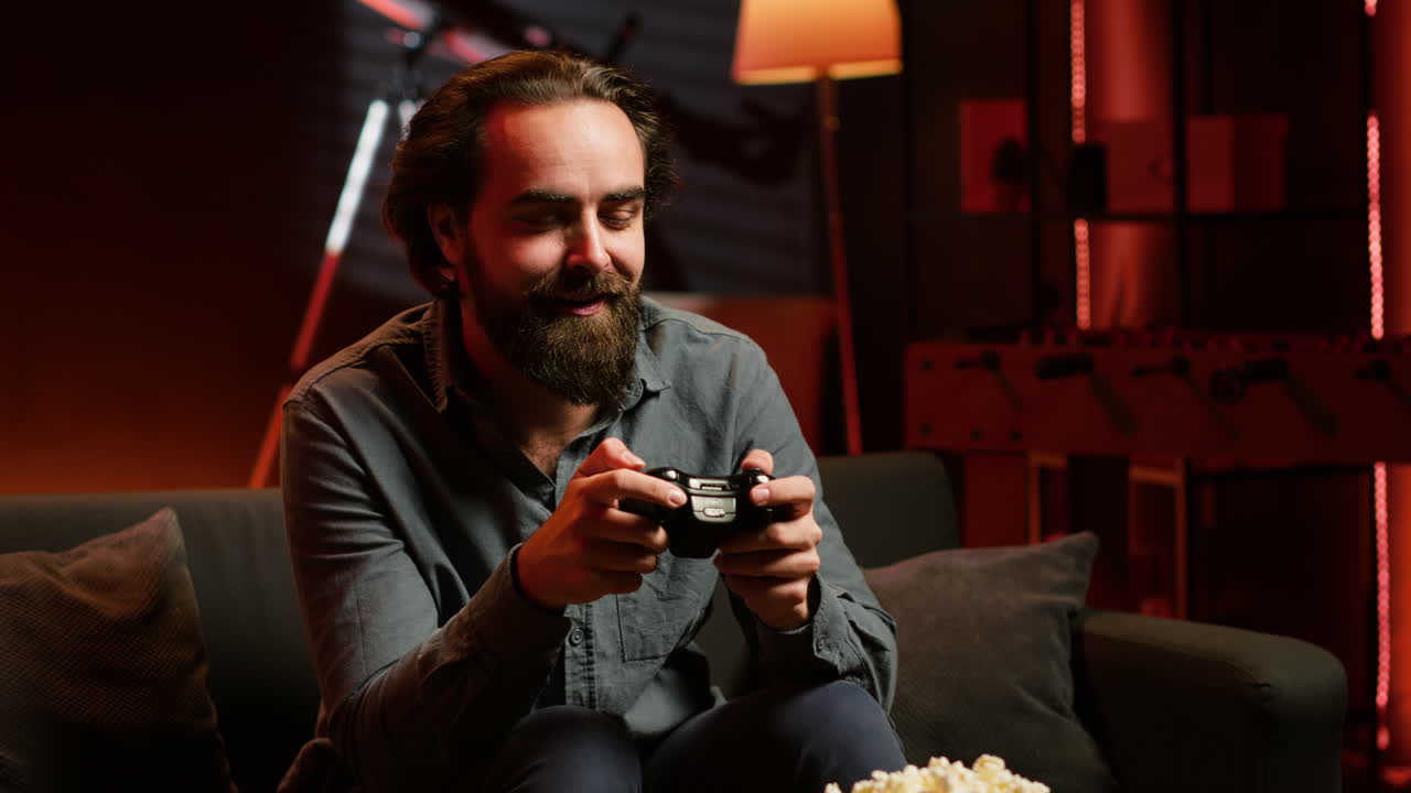 hombre emocionado sosteniendo un controlador en el apartamento, jugando videojuegos