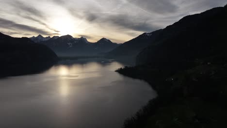 Siluetas-Al-Atardecer-Picos-Churfirsten-En-Walensee,-Suiza---Antena