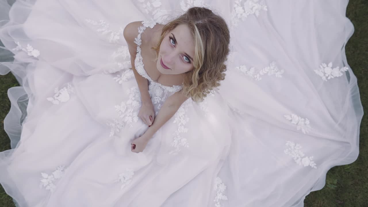 hermosa y encantadora novia. mujer bonita y bien cuidada. cámara lenta