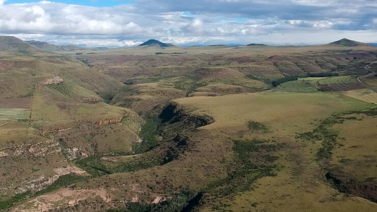 Ripresa con drone di una catena montuosa e vallata verdeggiante